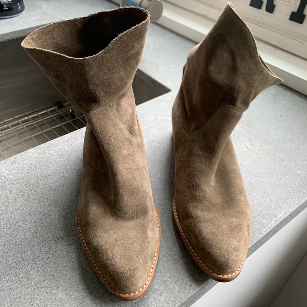 Vince women’s suede boots SIZE 9